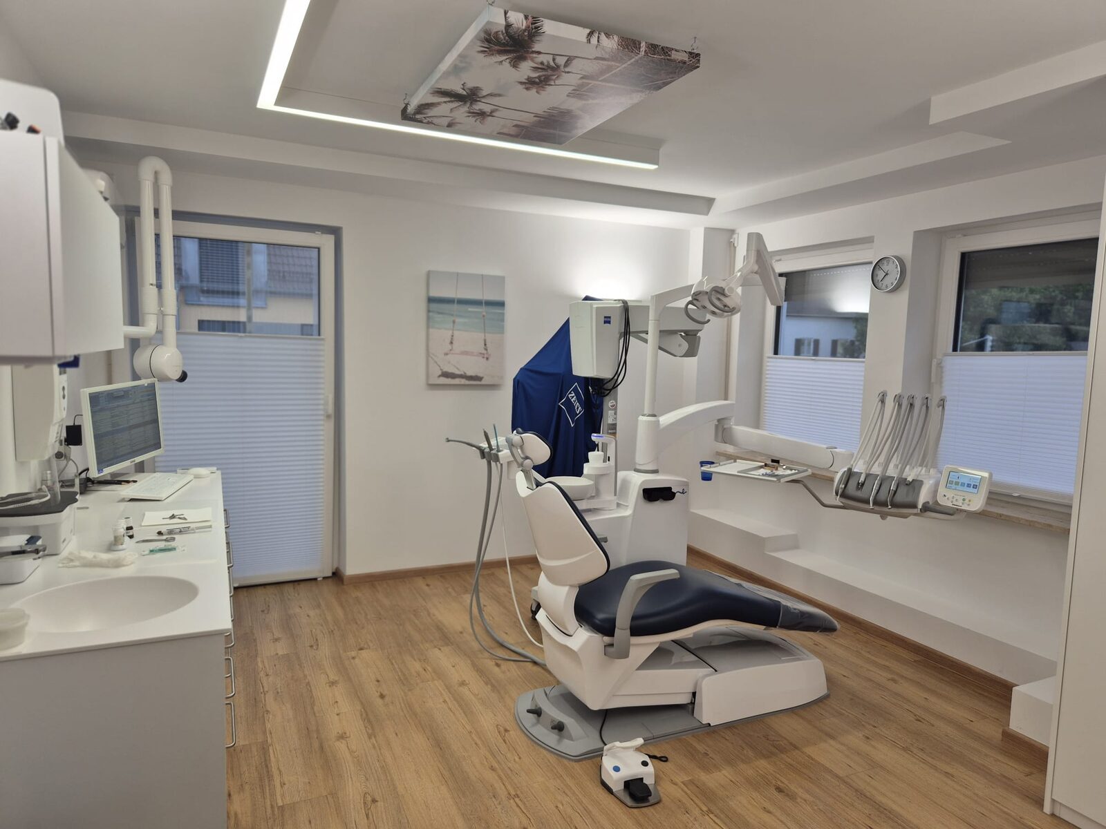 Behandlungszimmer mit moderner Technik